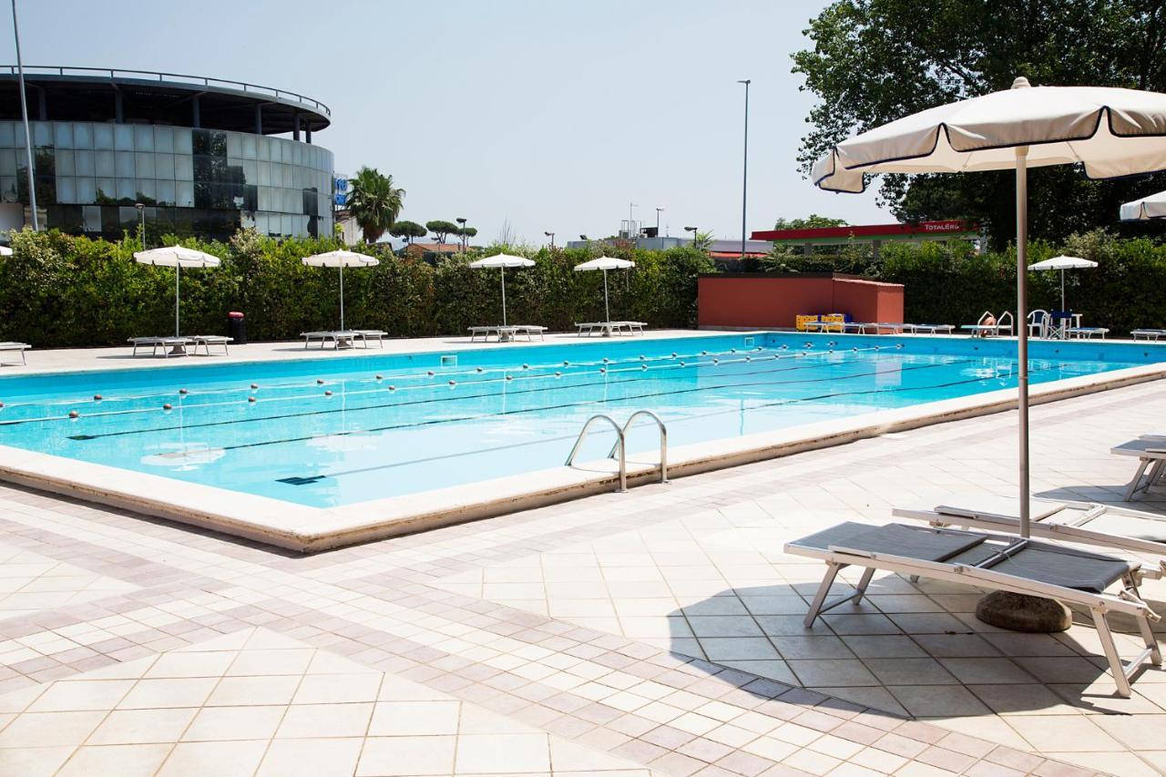 Camping Versilia Mare Hotel Лидо Ди Камайоре Екстериор снимка