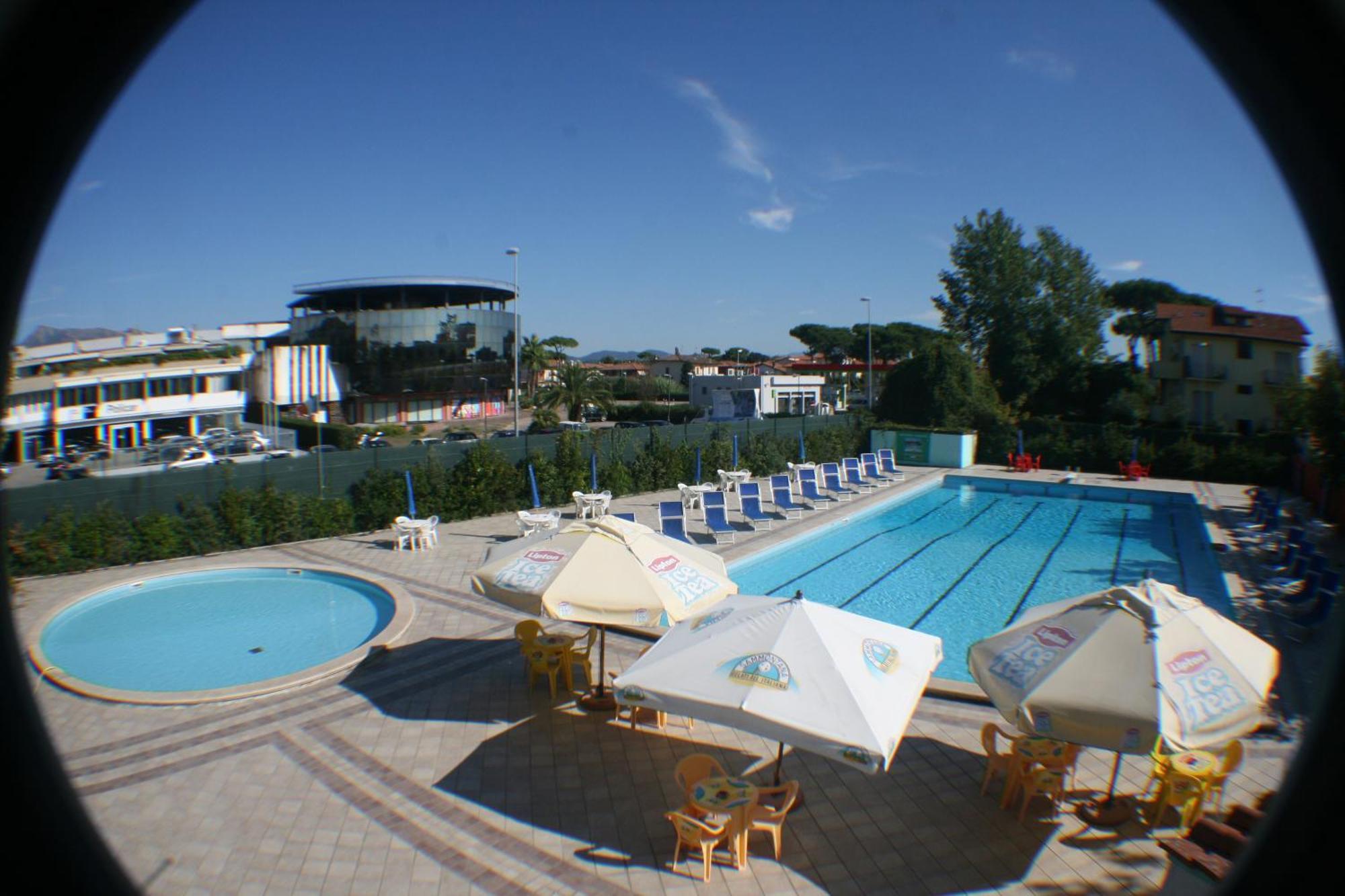 Camping Versilia Mare Hotel Лидо Ди Камайоре Екстериор снимка