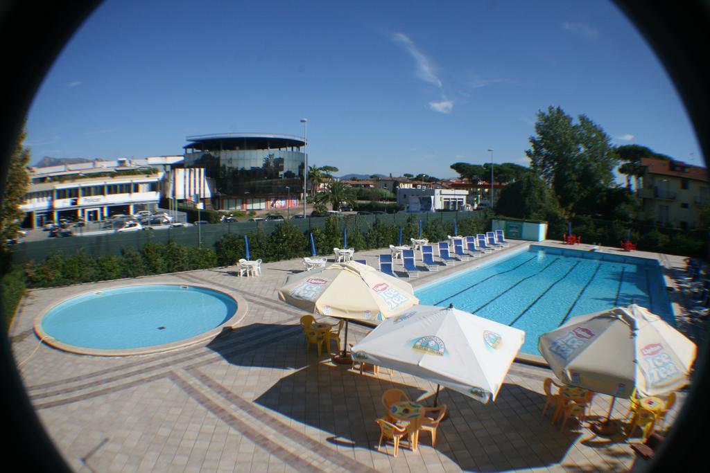 Camping Versilia Mare Hotel Лидо Ди Камайоре Екстериор снимка